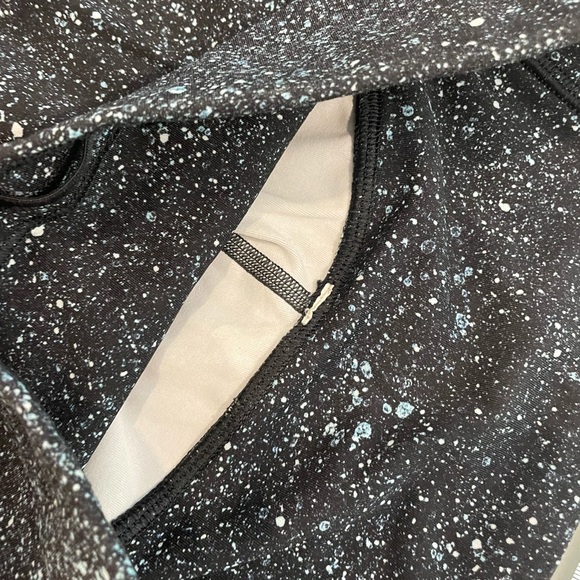 HIGH rise lulu size 6 with mesh tight - Picture 2 of 14